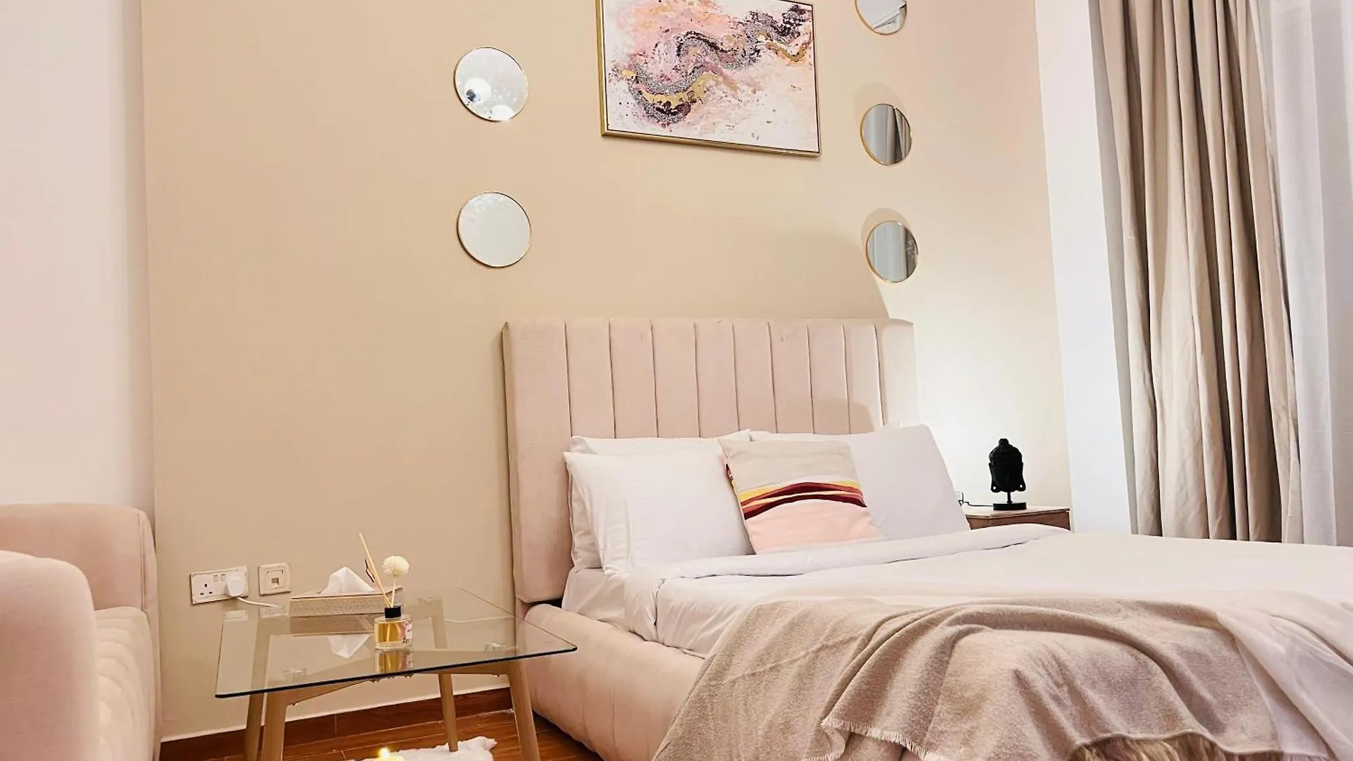 Lejlighed Aesthetically Designed Lavish Apt, Near Marina Dubai
